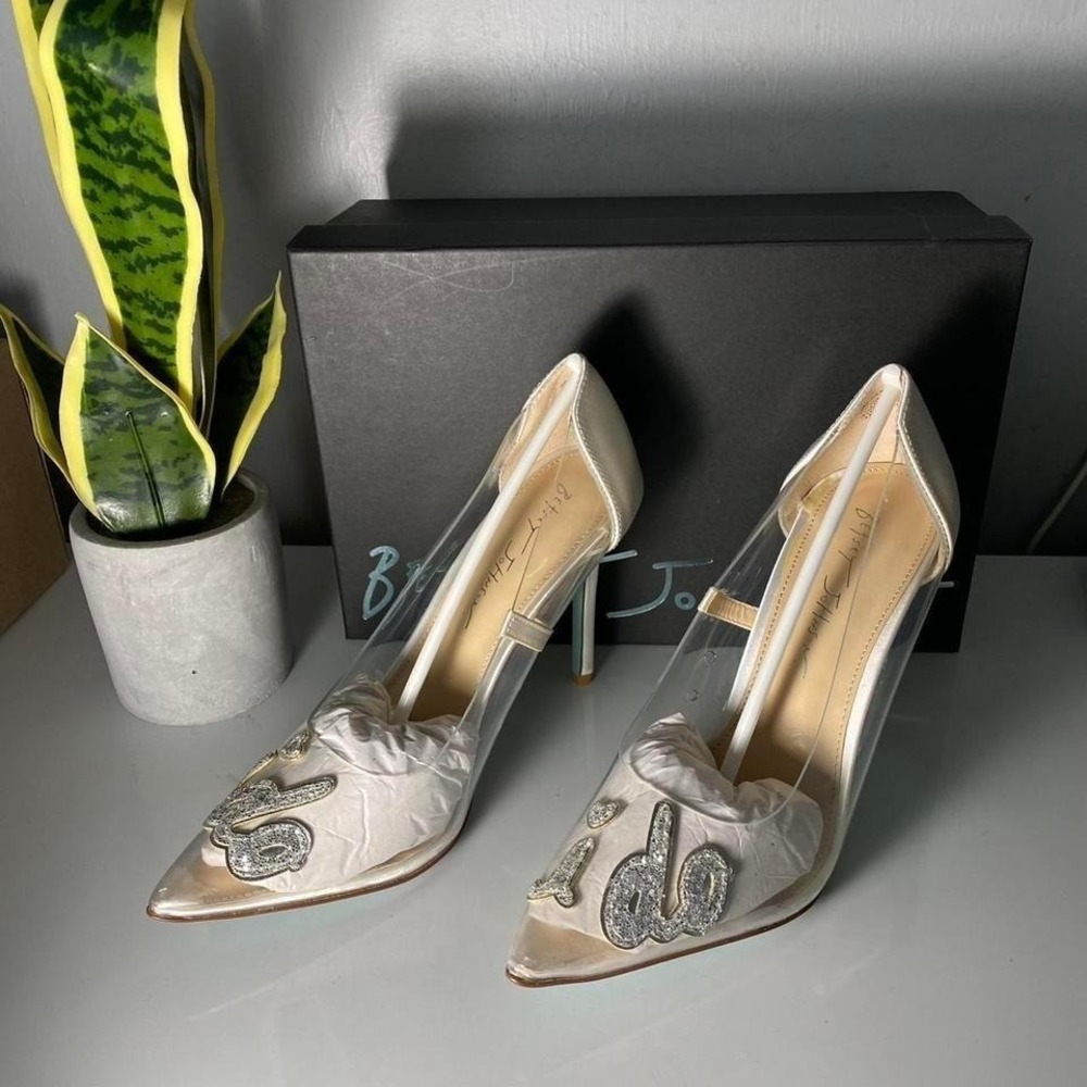 Betsey Johnson White and green embroidered pumps Size 8 - Picture 2 of 3